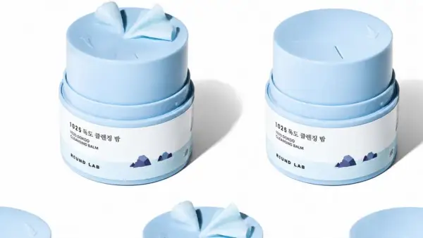 Zwei hellblaue Tiegel mit **Reinigungsbalsam** von Round Lab, beschriftet mit "1025 DOKDO CLEANSING BALM".
