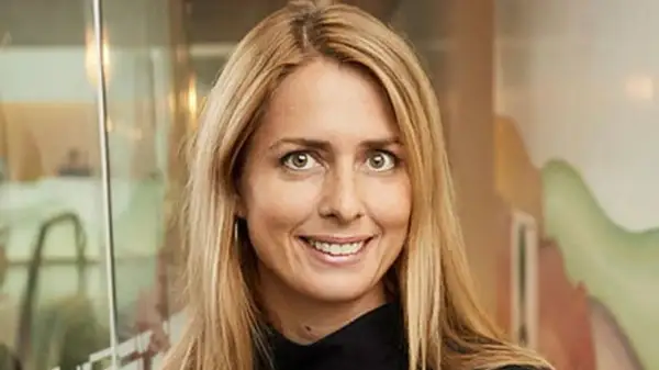 Helena Helmersson, VD för H&M, ler mot kameran. Hon har blont hår och bär en svart tröja.
