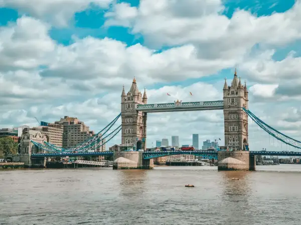 Tower Bridge w Londynie, z czerwonym autobusem na moście. Ciekawe fakty o tym ikonicznym miejscu czekają na odkrycie!