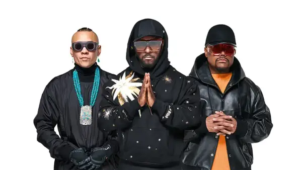 Les Black Eyed Peas, prêts pour un concert, posent ensemble. Will.i.am, Taboo et apl.de.ap arborent des lunettes de soleil stylées et des tenues audacieuses.