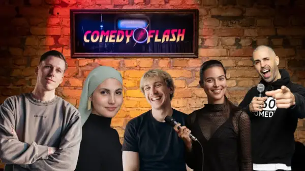 Fünf Comedians stehen vor einer Backsteinwand mit dem "COMEDY FLASH" Neonlicht. Lachen garantiert bei dieser Comedy-Show in Berlin!