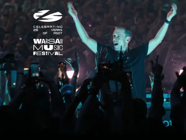 Armin van Buuren na festiwalu w Warszawie, świętując 25 lat ASOT. Tłum szaleje, telefony w górze.