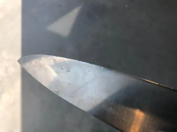 När man ska slipa knivar hemma är det viktigt att se till att eggen är fri från hack och ojämnheter.