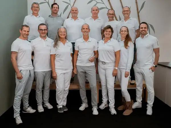 Teamfoto von Liebscher & Bracht. Die meisten tragen weiße Poloshirts und graue Hosen. Keine negativen Erfahrungen hier, nur ein motiviertes Team!