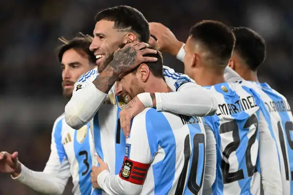 Piłkarze Argentyny świętują zwycięstwo. Messi i koledzy z drużyny, po meczu z Włochami, cieszą się z sukcesu.