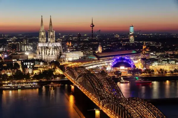 Köln bei Nacht: Dom, Hohenzollernbrücke & Rhein. Tolle ausflugsziele nrw natur & Stadt.