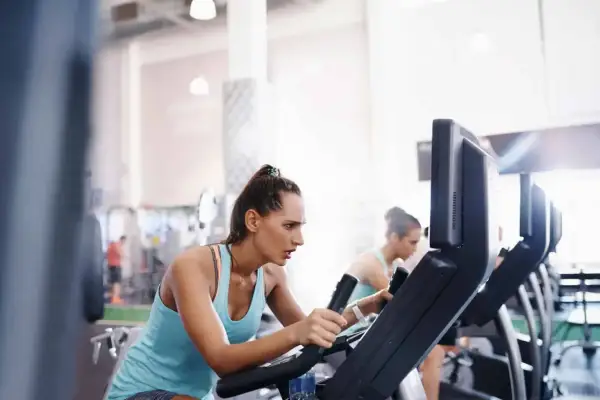Cardio przed czy po siłowni? Maksymalizuj efekty treningu!