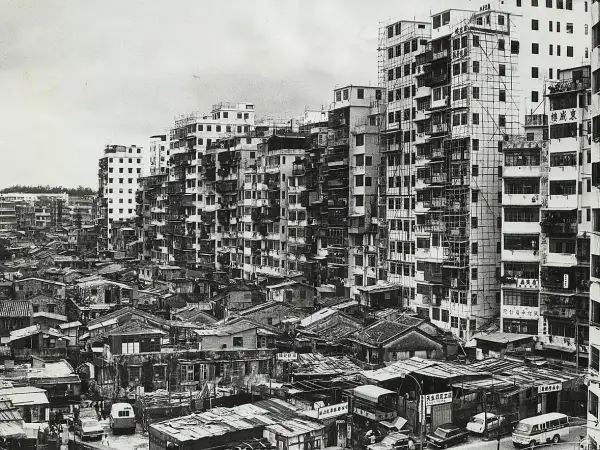 Gęsto zabudowane, wielopiętrowe budynki i niskie domy tworzą labirynt w Kowloon Walled City.