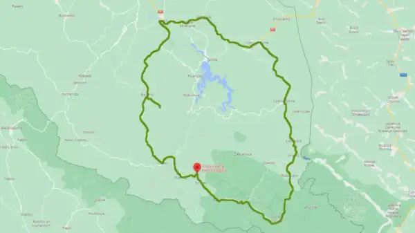 Mapa z zaznaczoną trasą Wielka Pętla Bieszczadzka, prowadzącą przez malownicze tereny górskie i wzdłuż Jeziora Solińskiego.