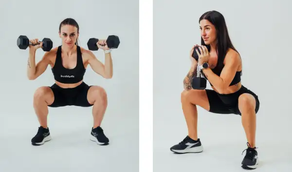 Donne in tenuta sportiva eseguono squat con manubri, un esercizio chiave per chi vuole imparare come mettere massa muscolare.