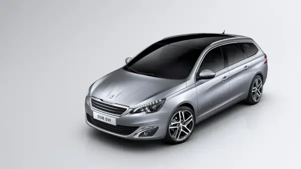 Silver Peugeot 308 SW, redo för ett test. Elegant kombi med mörk taklucka och sportiga fälgar.