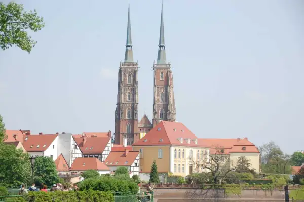 Zwei Türme des Domsinsel Breslau ragen über rote Dächer. Ein sonniger Tag über der Stadt.