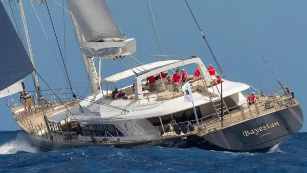 Vela da regata "Bayesian" di Perini Navi in navigazione con equipaggio in rosso.