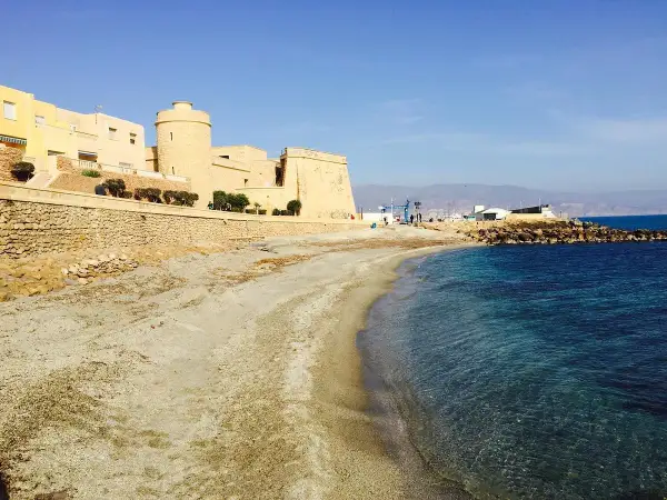 Castillo de Roquetas de Mar, ideal para saber qué hacer en Roquetas de Mar. Playa y mar azul.