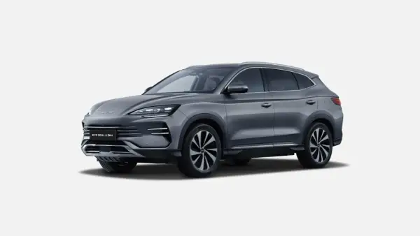 Un BYD Seal U DM-i gris moderno, con sus distintivos byd seal colores, se presenta sobre un fondo blanco.