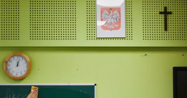 Zegar, godło Polski i krzyż na zielonej ścianie. Czy to zapowiedź powrotu do teokracji w szkole?