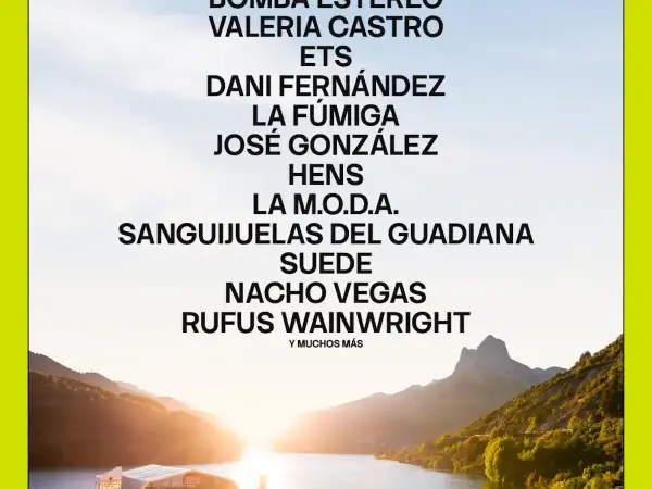 Cartel del Pirineo Sur Festival con nombres de artistas como Rufus Wainwright y Suede, sobre un paisaje de montañas al atardecer.