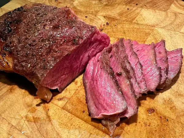 En saftig entrecote, perfekt stekt till innertemp. Skivorna visar en vacker rosa färg.