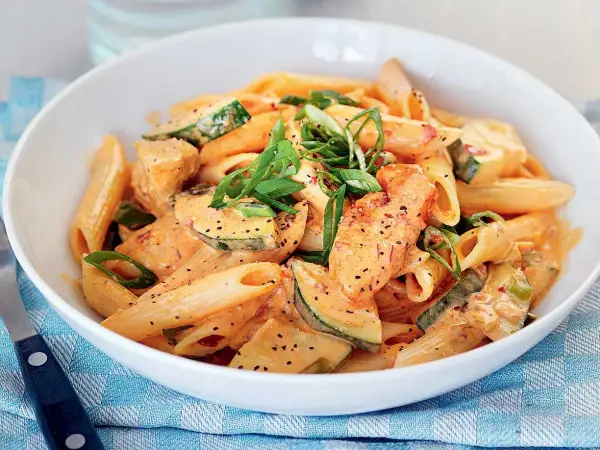 Krämig pastasås med kyckling och zucchini, ett perfekt pastasås recept för en snabb och god middag.