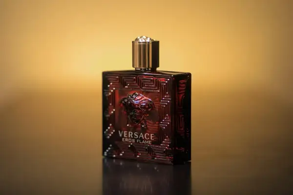 Flakon Versace Eros Flame, czerwony, z greckim wzorem i głową Meduzy. Chcesz wiedzieć, jak sprawdzić oryginał perfum? Zwróć uwagę na detale.