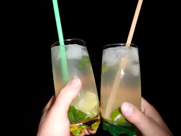 Pyszne drinki z wodą kokosową, które orzeźwią każdą imprezę