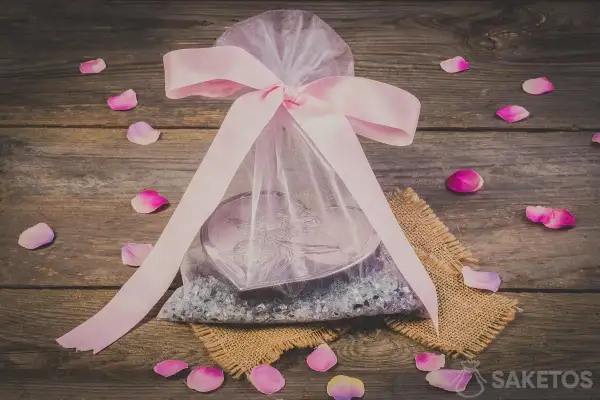 Jak zrobić ozdoby ze wstążki? Kanzashi, kokardy i inne pomysły