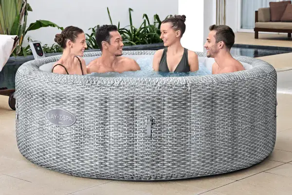 Cztery osoby cieszą się relaksem w dmuchanym jacuzzi Lay-Z-Spa Bali.