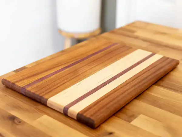 Tabla de madera con vetas de diferentes tonos, ideal para aprender como limpiar tabla de madera y mantenerla como nueva.