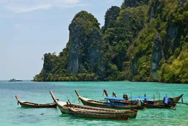 Piękne, turkusowe morze i łodzie przy skalistych wyspach. Idealna pogoda na Phuket w listopadzie.