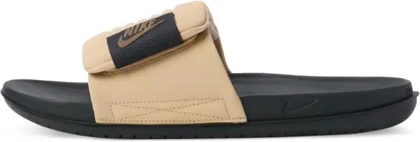 Klapki Nike Offcourt w kolorze beżowym z czarną podeszwą i logo Nike. Idealne na co dzień.