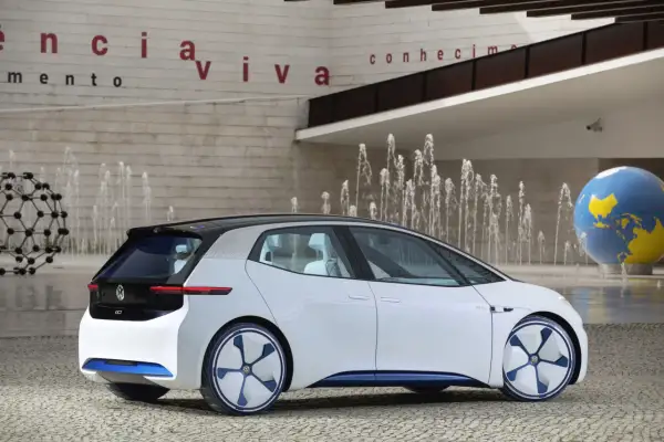 Concept car VW ID.3, simbolo di autonomia e futuro sostenibile, con fontane e un globo sullo sfondo.