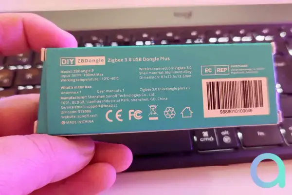 Boîte du dongle Zigbee 3.0, comparatif efr32mg21 vs cc2652p. Contient antenne, manuel. Fabriqué en Chine.