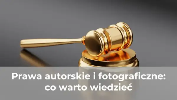 Złoty młotek sędziowski na tle szarości. Tekst: Prawa autorskie i fotograficzne: co warto wiedzieć.