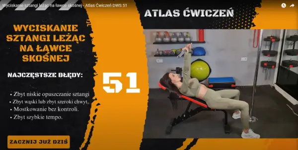 Kobieta wykonuje wyciskanie sztangi leżąc na ławce skośnej. Ćwiczenie numer 51 z atlasu ćwiczeń.