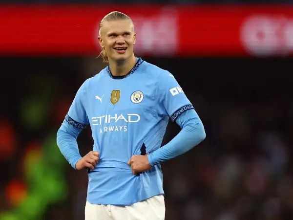 Erling Haaland, najdroższy piłkarz świata, w błękitnej koszulce Manchesteru City, z dumą prezentuje swoje umiejętności.