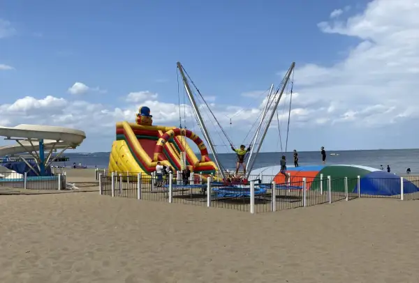 Ile kosztują warkoczyki nad morzem? Pełny cennik i triki na oszczędność.