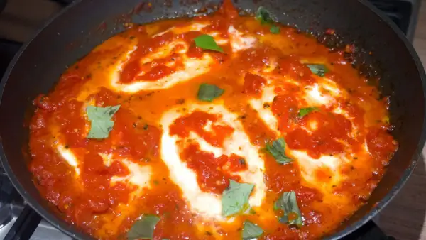 Una succulenta pizzaiola con mozzarella filante, cotta in padella con pomodoro e basilico fresco.
