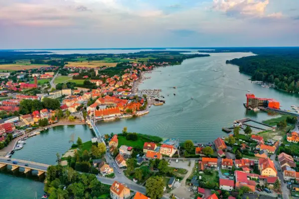 Malownicze Mikołajki z widokiem na jezioro i port. Atrakcje turystyczne Mazur czekają!