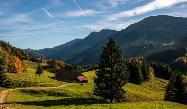Herbstliche Alpenlandschaft mit Hütte und Wanderweg. Perfekt für imberg wandern.