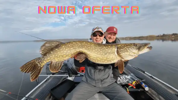 Dwóch wędkarzy na łodzi z ogromnym szczupakiem. To efekt udanego połowu w fishery fishing Frydman.