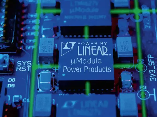 Elektroniczny moduł z zielonymi liniami, widoczny jest układ scalony "Power by Linear" oraz elementy, które mogą tworzyć dzielnik napięcia.