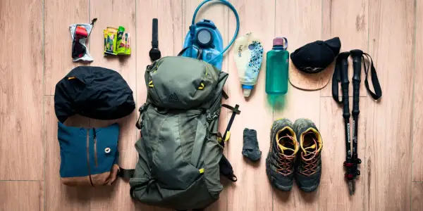 Sac à dos, chaussures, bâtons, gourde, lunettes, vêtements... tout le nécessaire pour une randonnée journée.