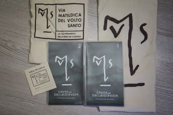 Kit per il pellegrino: sacca, credenziale e due carte dell'escursionista per la Via Matildica del Volto Santo.