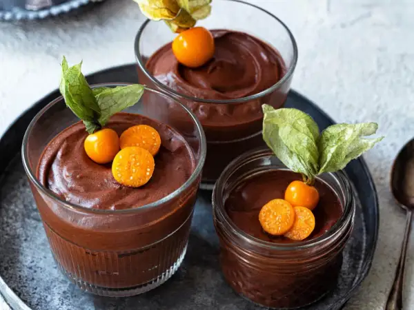 Schokoladenmousse in Gläsern, garniert mit Physalis. Ein schnelles Dessert, das immer gut ankommt.