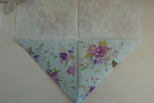 Servetter med blomstermönster vikta till en kavajform.
