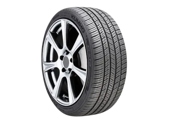 Kumho Ecsta PS71-däck på en silverfärgad fälg. Däcket har ett aggressivt mönster, perfekt för ett kumho ecsta ps71 test.