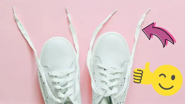 Des lacets blancs prêts à être nettoyés, avec un pouce levé et une flèche rose pour indiquer la méthode.