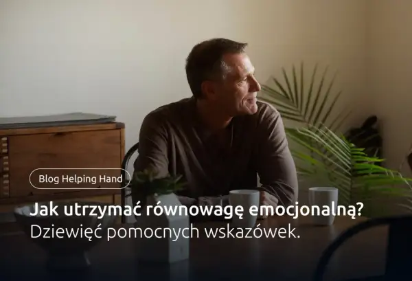 Mężczyzna siedzi przy stole, myśląc o tym, jak osiągnąć homeostazę psychologiczną. Na stole stoją kubki i roślina.