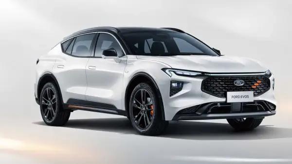 Biały Ford Evos z czarnym dachem, nowoczesnym grillem i stylowymi felgami.
