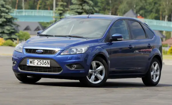 Niebieski Ford Focus MK2, gotowy do drogi. Zastanawiasz się, jakie żarówki wybrać do przodu? Ten model z pewnością zapewni dobrą widoczność.
